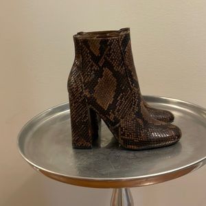 Steve Madden snake print. Brand new! Never worn!